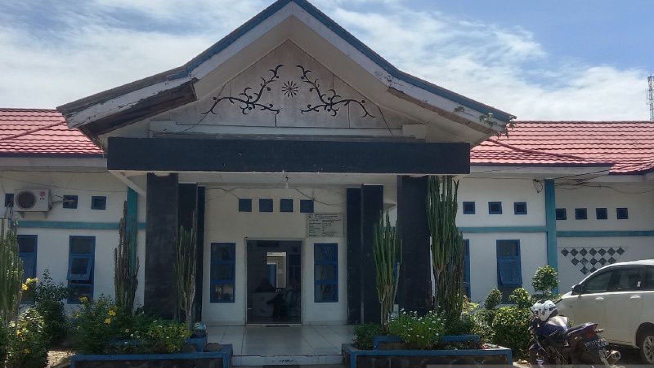 Suasana di depan Dinas Pengendalian Penduduk, Keluarga Berencana, Pemberdayaan Perempuan, dan Perlindungan Anak Kabupaten Mukomuko, Rabu (18/1/2023) ANTARA/Ferri