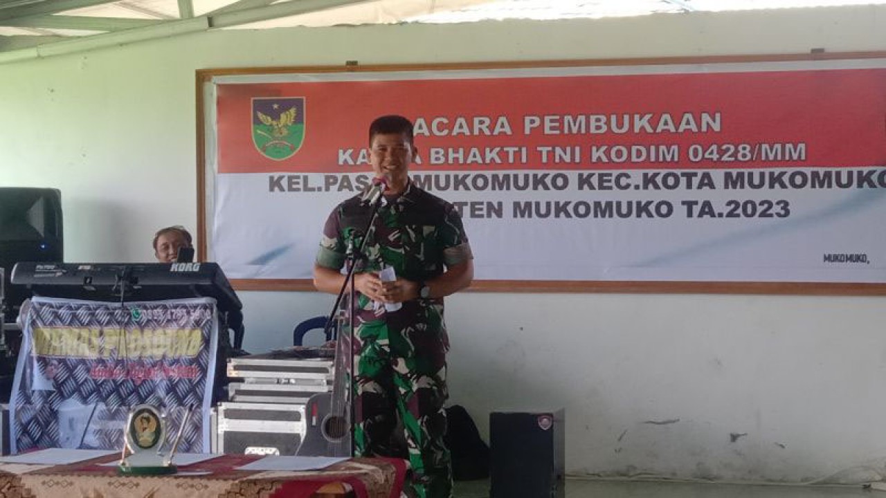 Komandan Kodim 0428/Mukomuko Letkol Czi Rinaldo Rusdy melaporkan kegiatan Karya Bhakti TNI, Senin (20/2/2023) ANTARA/Ferri.
