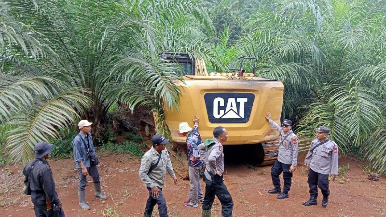 Kepolisian Sektor Sungai Rumbai Kabupaten Mukomuko bersama Tim Patroli Konsorsium Bentang Sebelat mengamankan alat berat di HP Air Teramang, Selasa (21/2/2023) ANTARA/HO.