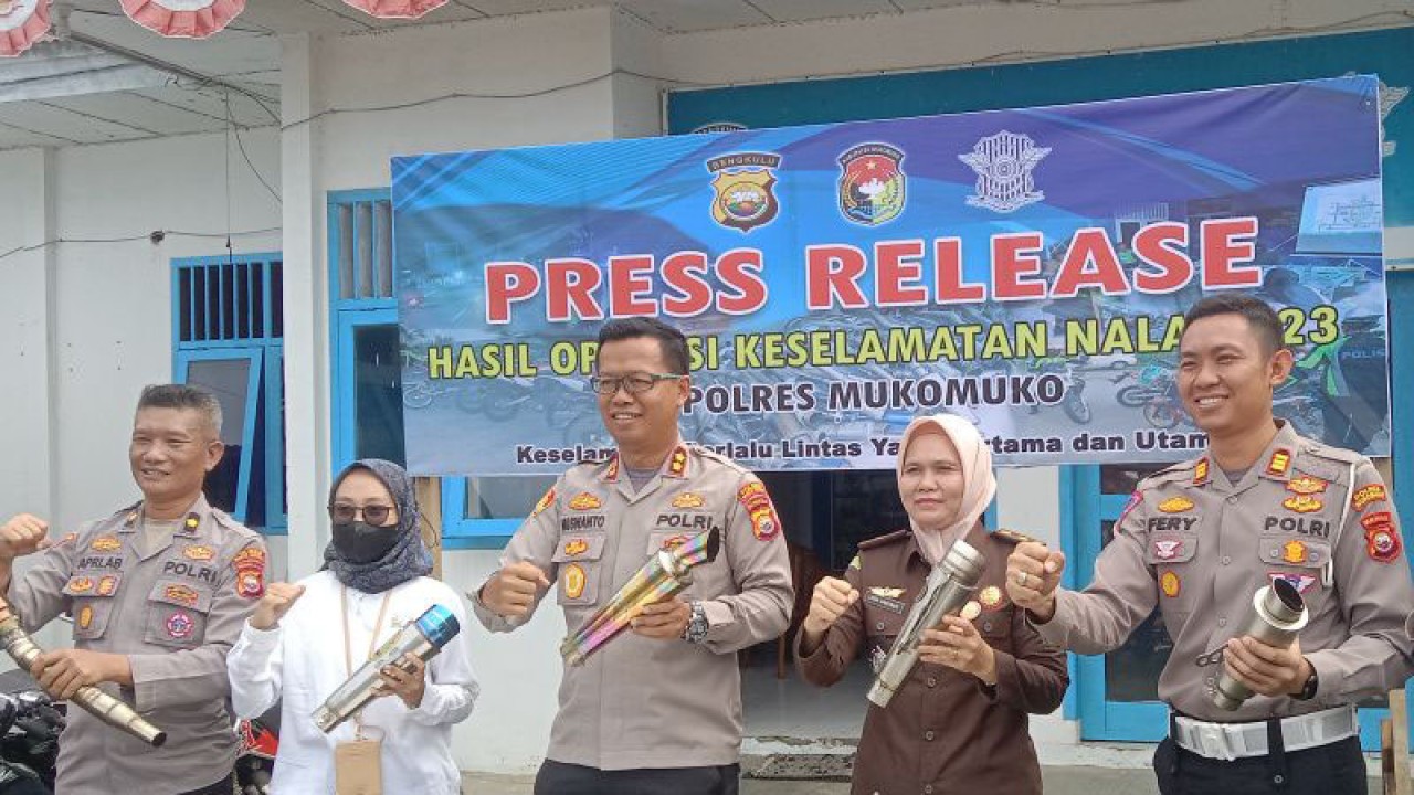 Kepolisian Resor Mukomuko menggelar jumpa pers terkait pemusnahan knalpot brong, Senin (27/2/2023). ANTARA/Ferri.