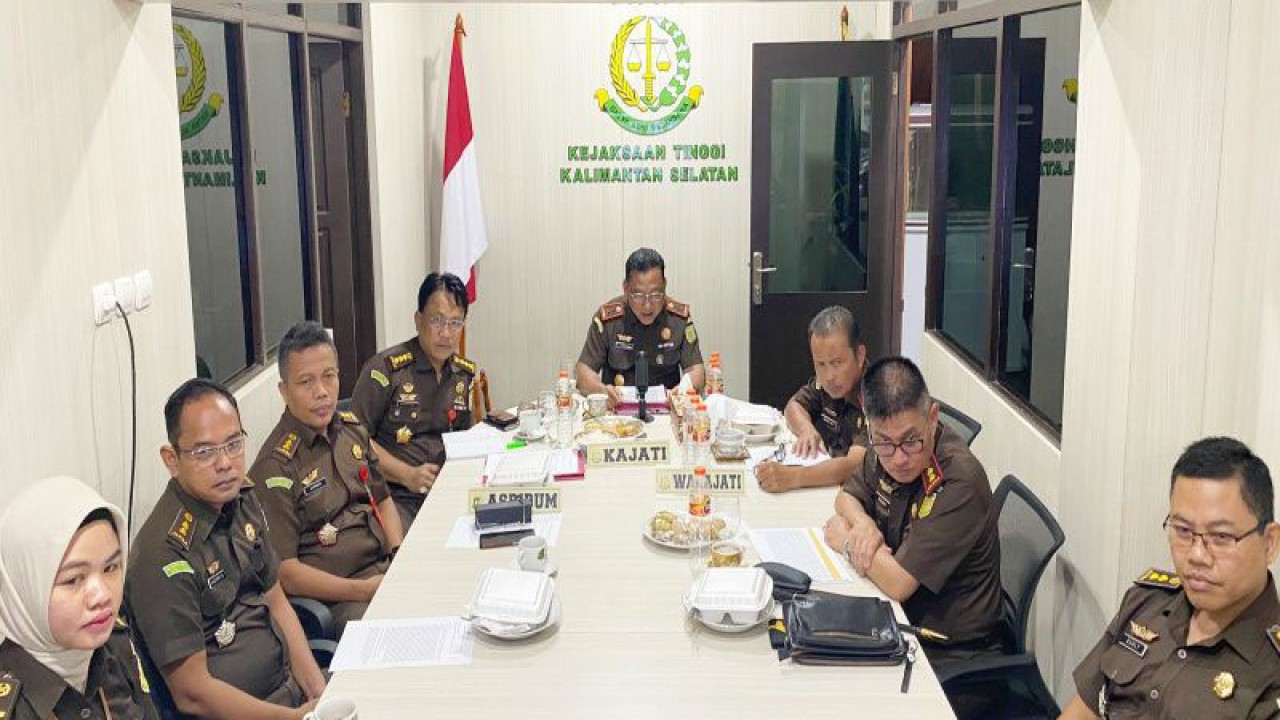 Kepala Kejati Kalsel Mukri saat ekspos perkara pengusulan penerapan keadilan restoratif bersama Jaksa Agung Muda Bidang Tindak Pidana Umum Fadil Zumhana, Rabu (1/2/2023). (ANTARA/Firman)