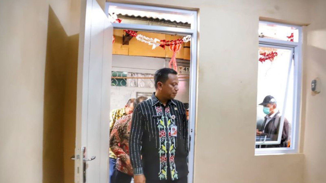 Wali Kota Jakarta Selatan Munjirin meninjau rumah yang sedang direnovasi dalam program bedah rumah Baznas-Bazis di Kebayoran Baru, Jakarta Selatan, Kamis (29/12/2022). (ANTARA/HO-Kominfotik Jakarta Selatan)