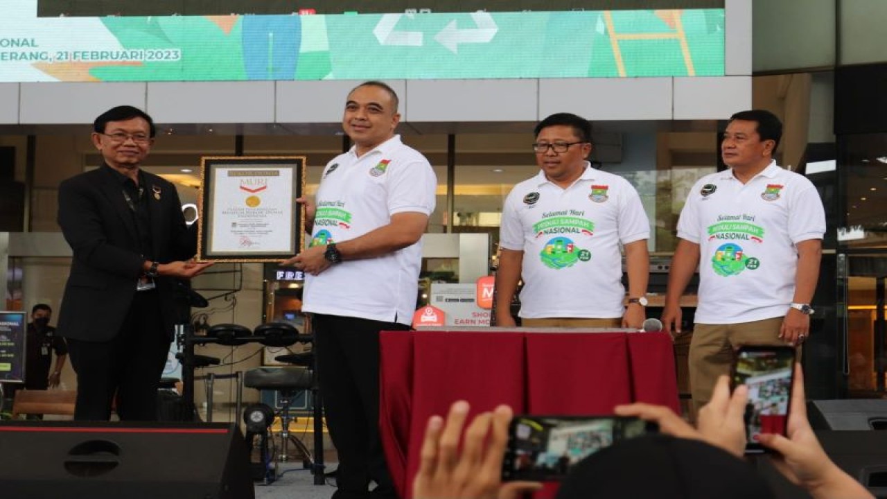 Bupati Tangerang Ahmed Zaki Iskandar menerima penghargaan Musium Rekor Indonesia (MURI) dalam Peluncuran Bak Sampah Induk di Tangerang. (ANTARA/HO-Pemkab Tangerang)