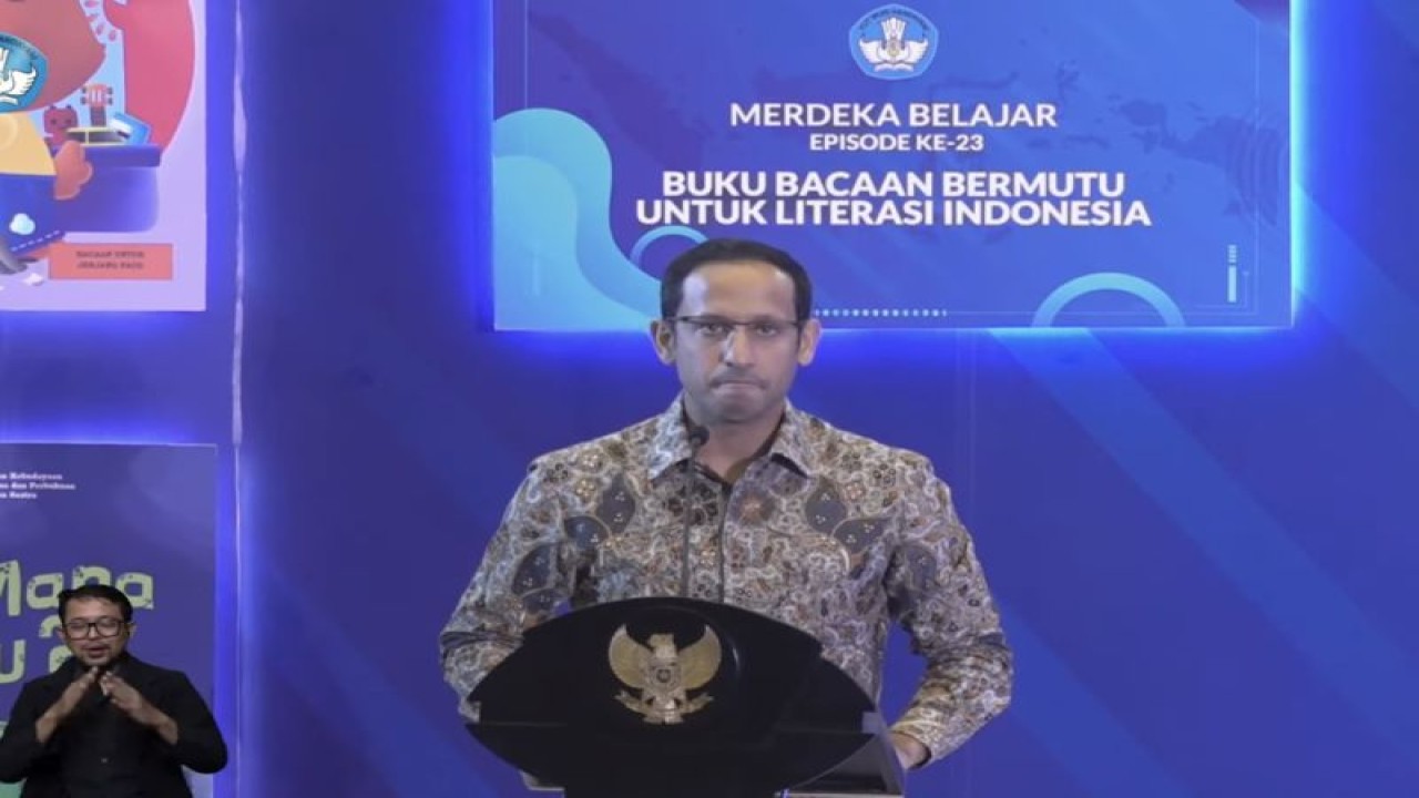 Menteri Pendidikan, Kebudayaan, Riset dan Teknologi Nadiem Anwar Makarim dalam Peluncuran Merdeka Belajar Episode ke-23 di Jakarta, Senin (27/2/2023). (ANTARA/AstridFaidlatulHabibah)