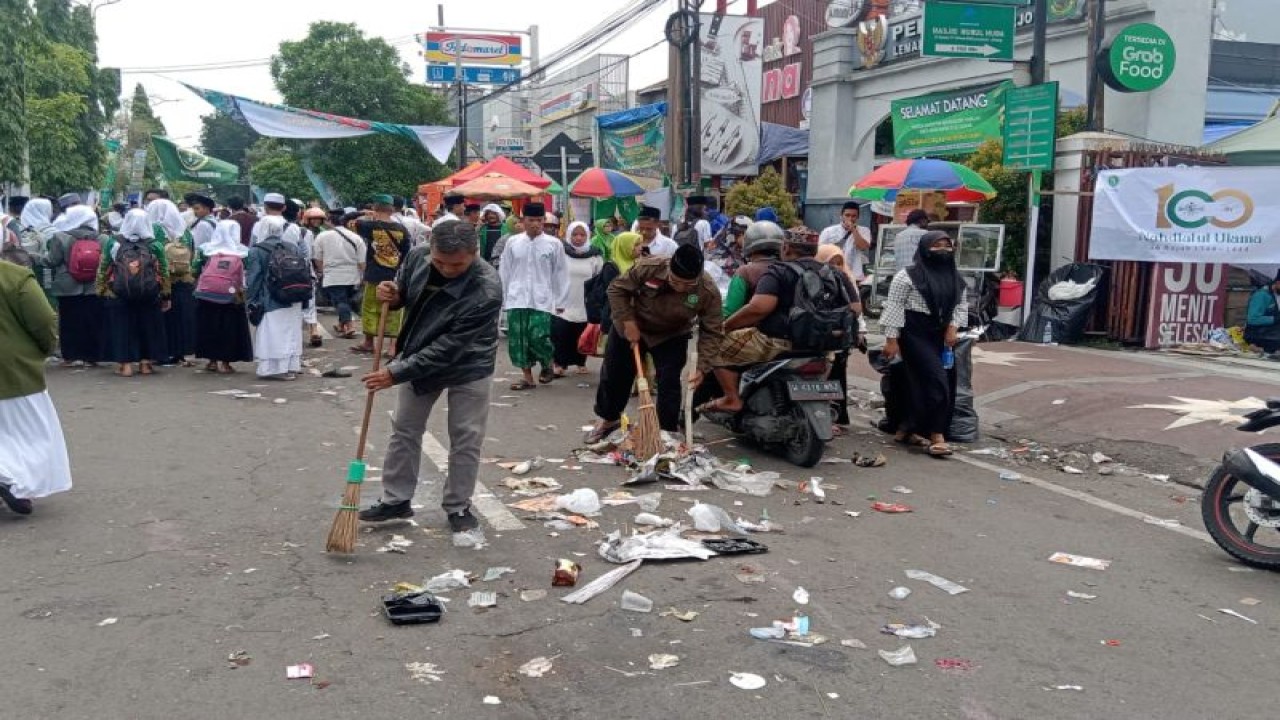 Pembersihan sampah harlah Nahdlatul Ulama di Kabupaten Sidoarjo. ANTARA/HO-SH