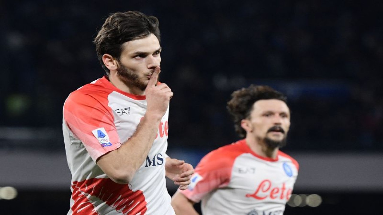 Penyerang Napoli Khvicha Kvaratskhelia merayakan gol yang dicetaknya pada pertandingan Liga Italia melawan Cremonese, yang dimainkan di Stadion Diego Armando Maradona, Naples, Senin (13/2/2023) dini hari WIB. (ANTARA/AFP/FILIPPO MONTEFORTE)