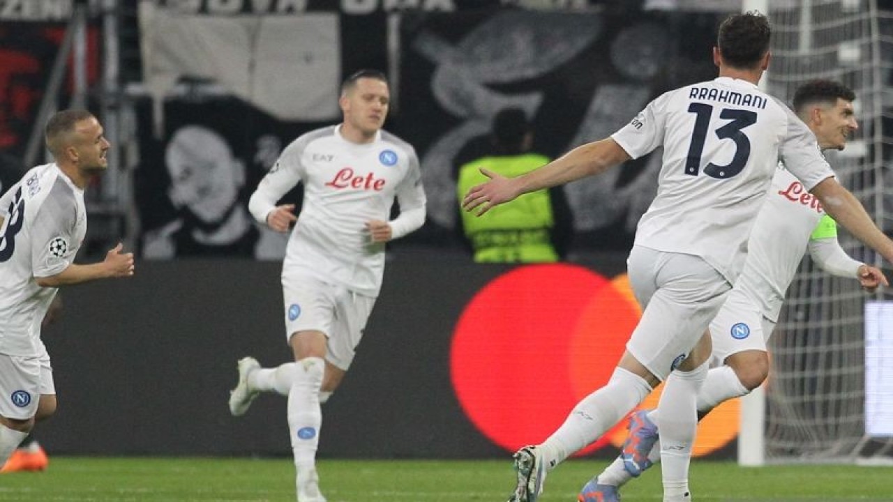 Giovanni Di Lorenzo (tengah) melakukan selebrasi setelah mencetak gol kedua Napoli ke gawang Frankfurt dalam pertandingan leg pertama babak 16 besar Liga Champions di Frankfurt pada 22 Februari 2023. ANTARA/AFP/DANIEL ROLAND