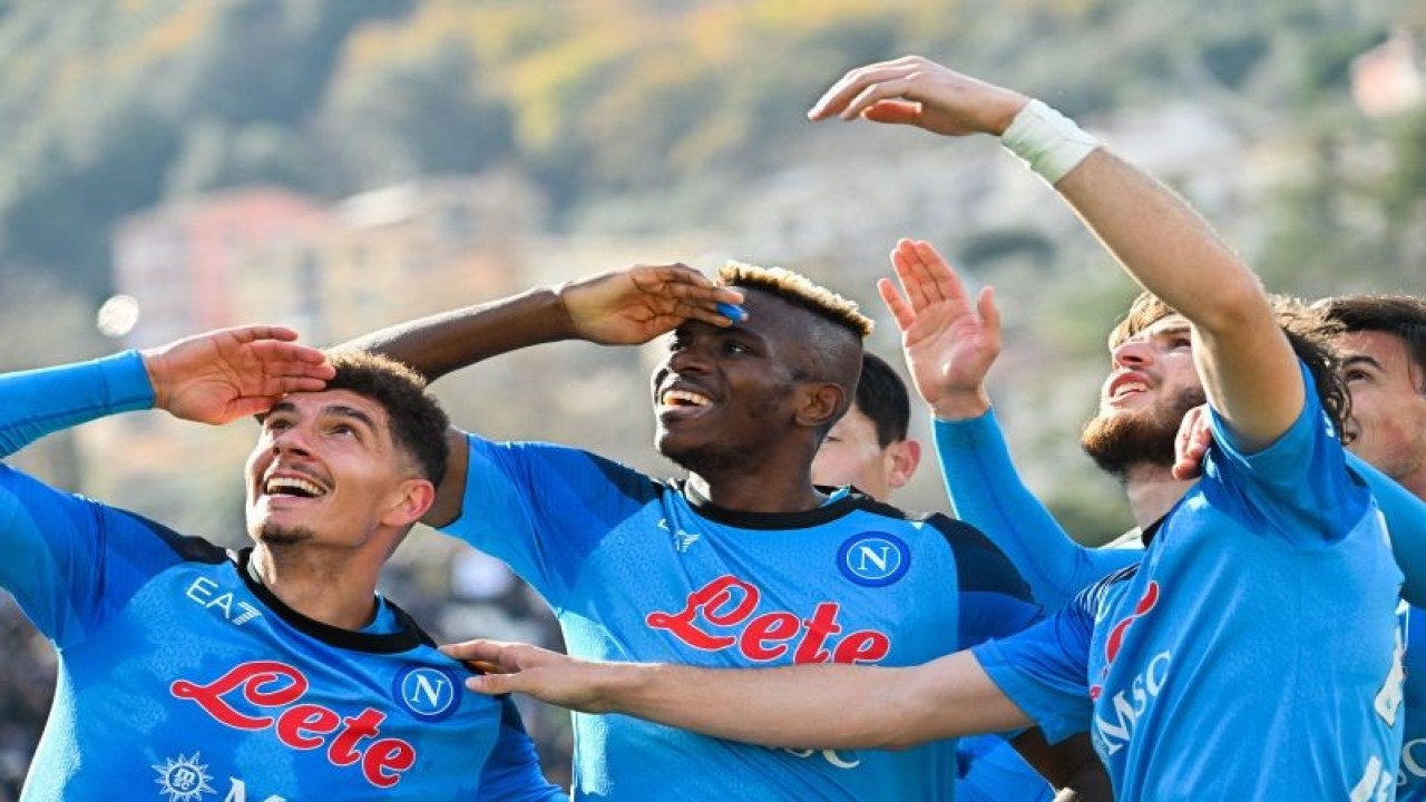 Penyerang Napoli Victor Osimhen (tengah) merayakan gol yang dicetaknya ke gawang Spezia pada pertandingan Liga Italia yang dimainkan di Stadion Alberto Picco, La Spezia, Minggu (5/2/2023). (ANTARA/AFP/ALBERTO PIZZOLI)