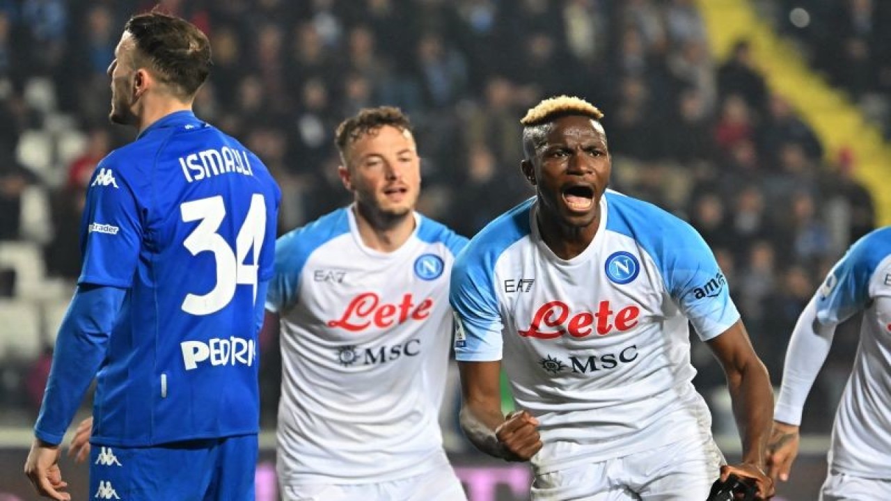 Selebrasi penyerang Napoli Victor Osimhen (kanan) dalam pertandingan Liga Italia melawan Empoli di stadion Carlo Castellani pada 25 Februari 2023. ANTARA/AFP/ALBERTO PIZZOLI