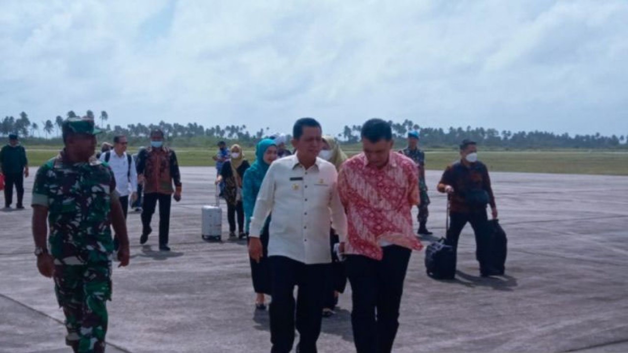 Gubernur Kepulauan Riau, Ansar Ahmad (baju putih) saat tiba di Natuna, Kamis (16/2). (ANTARA/Cherman)
