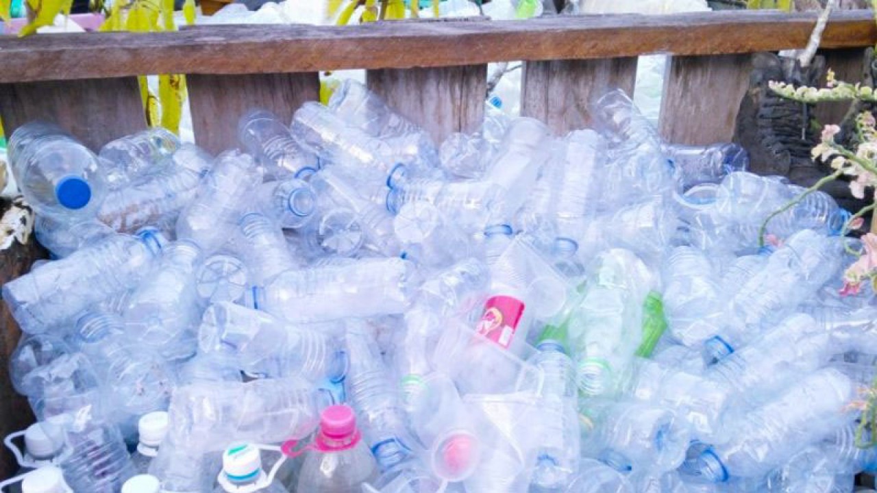 Botol plastik hasil pengumpulan oleh warga Penagi, Natuna, Kepri, Selasa (21/2/2023). (ANTARA/Cherman)