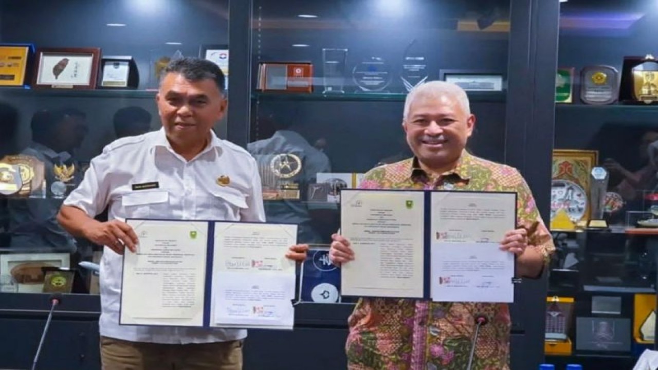 Bupati Natuna, Wan Siswandi (kiri) usai penandatangan Memorandum of Understanding (MoU) dengan Universitas Pertamina bersama Pjs. Rektor Universitas Pertamina Budi W. Soetjipto yang juga menjabat sebagai Wakil Rektor Bidang Akademik dan Kemahasiswaan. (ANTARA/HO-Kominfo Natuna/Cherman)