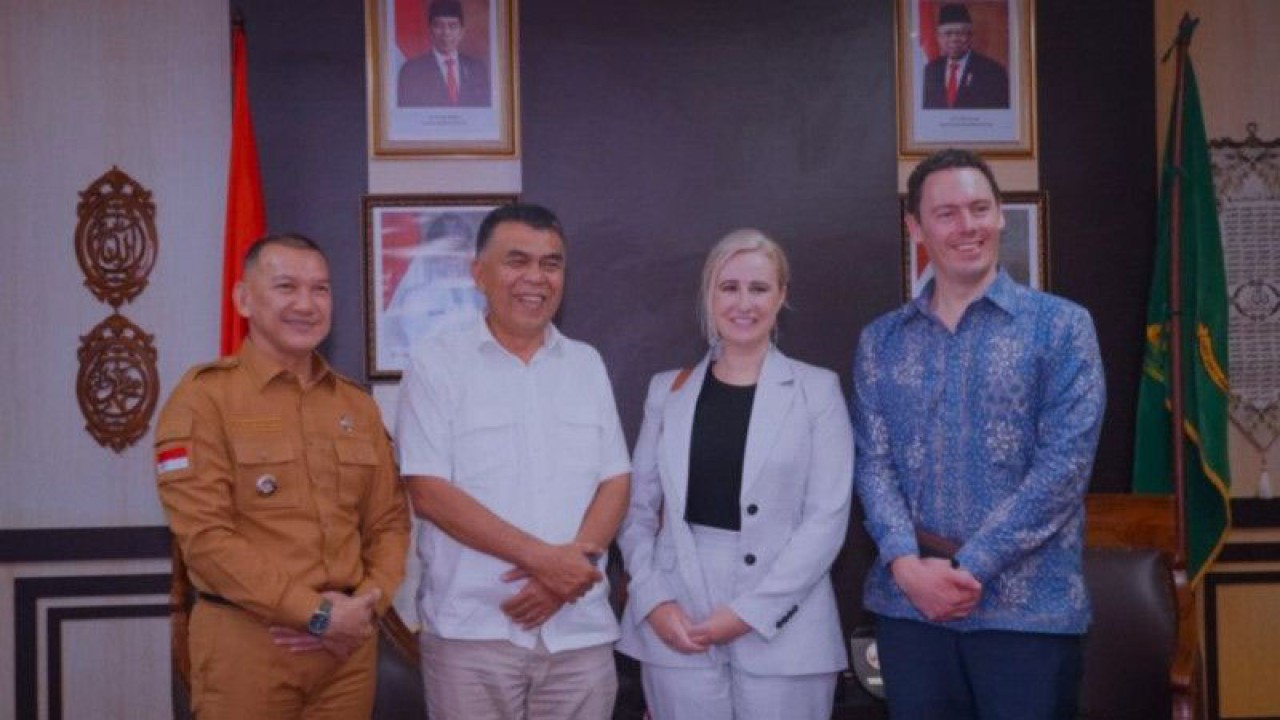 Dari kiri, Wakil Bupati Natuna, Radhial Huda, Bupati Natuna, Wan Siswandi, Sarah Willis, Consellor Political dan Tim Stapleton, Minister-Counsellor (Economic, Infrastructure and Investment) dari Kedutaan besar Australia saat kunjungan di Kabupate Natuna, Kepri, Selasa (28/2/2023). (FOTO ANTARA/HO-Kominfo Natuna)