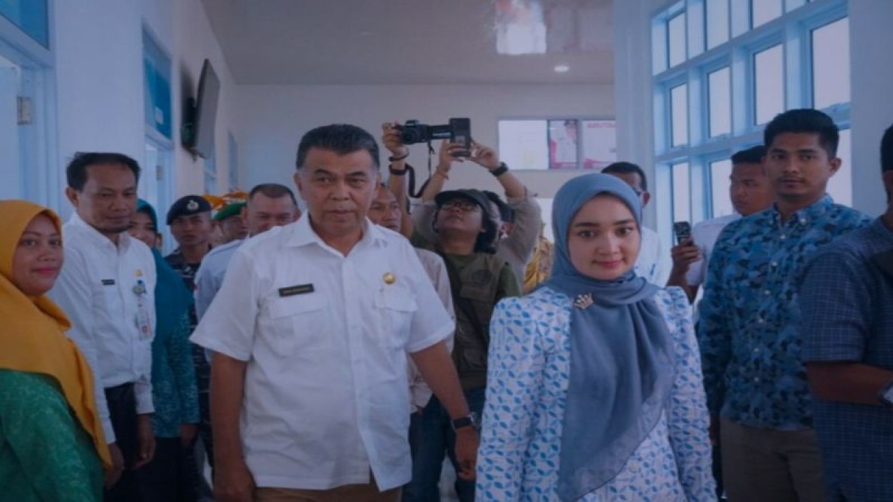 Bupati Natuna Wan Siswandi beserta istri, Septi Dwiani saat meninjau bangunan Puskesmas Suak Midai di Midai, Rabu (15/2/2023). ANTARA/HO-Kominfo Natuna