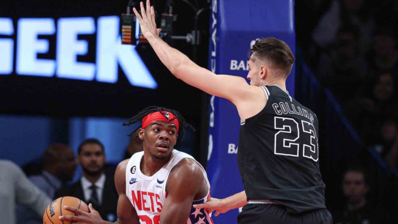 Foto arsip - Pebasket Brooklyn Nets Cam Thomas (24) berusaha melewati hadangan pebasket San Antonio Spurs Zach Collins (23) pada pertandingan lanjutan Liga NBA di Barclays Center, Brooklyn, New York, Amerika Serikat, Senin (2/1/2023). Nets taklukkan Spurs 139-103. ANTARA FOTO/USA TODAY Sports/Vincent Carchietta/wsj.