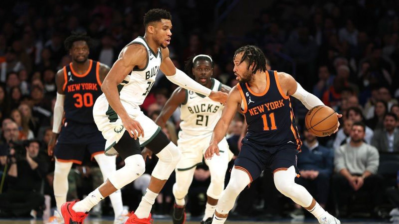 Foto arsip - Bintang Milwaukee Bucks Giannis Antetokounmpo (kiri) mengawal ketat pergerakan pemain New York Knicks Jalen Brunson yang tengah menguasai bola dalam gim lanjutan NBA di Madison Square Garden, New York, Amerika Serikat, Senin (9/1/2023) waktu setempat. (ANTARA/AFP/GETTY IMAGES/Sarah Stier)