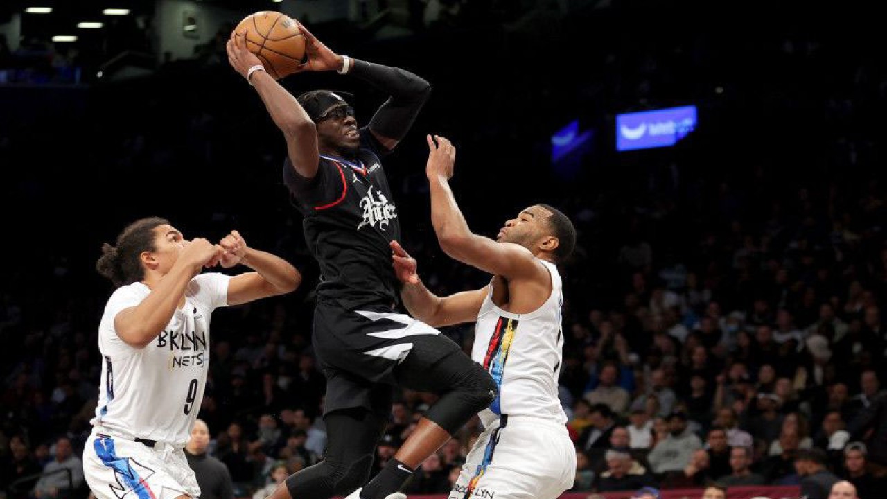 Pebola basket LA Clippers Reggie Jackson (1) menerobos pertahanan Brooklyn Nets dalam laga NBA di Barclays Center, Brooklyn, New York, AS, Senin (6/2/2023). Clippers berhasil menang dengan skor 124-116. ANTARA FOTO/REUTERS/Brad Penner-USA TODAY Sports/foc.
