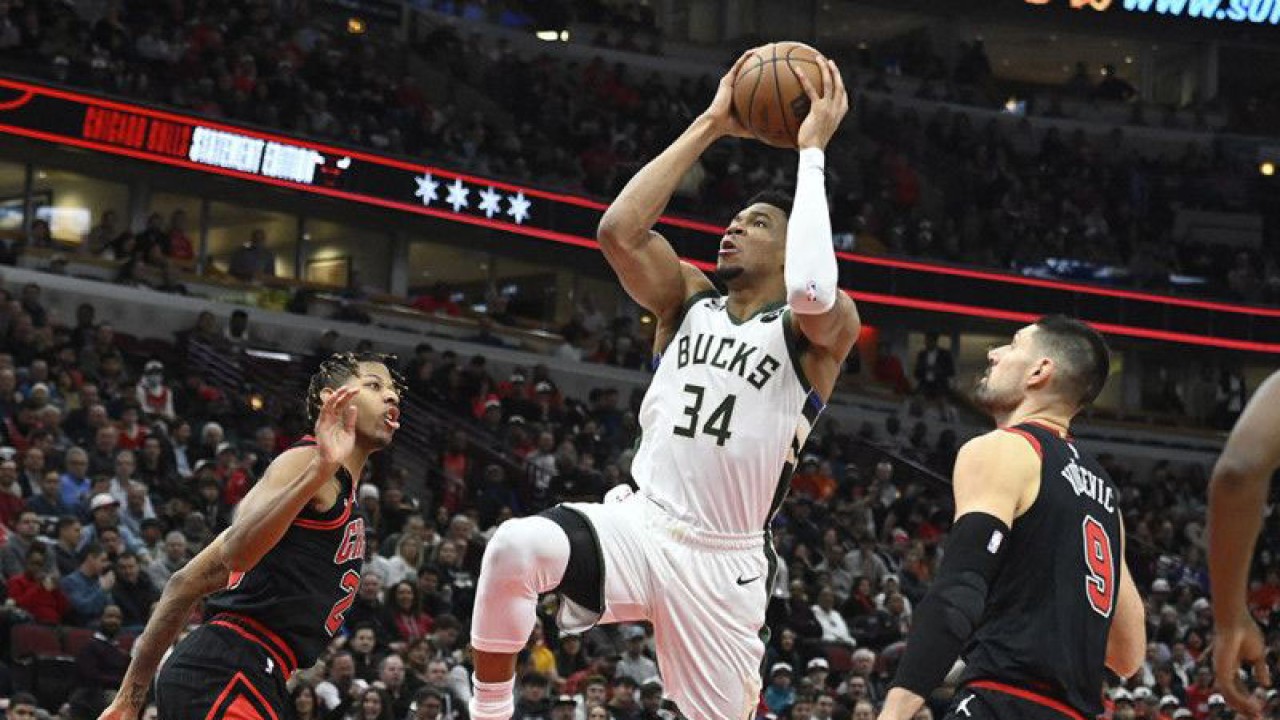 Pebasket Milwaukee Bucks Giannis Antetokounmpo (34) memasukkan bola yang dihadang pebasket Chicago Bulls Dalen Terry (25) dan Nikola Vucevic (9) ​​​​​​​dalam pertandingan lanjutan NBA di United Center, Chicago, Illinois, Amerika Serikat, Jumat (17/2/2023). Dalam laga tandangnya itu Milwaukee Bucks menang atas tuan rumah Chicago Bulls dengan skor​​​​​​​ 112-100. ANTARA FOTO/USA TODAY Sports via Reuters - Matt Marton/nym.