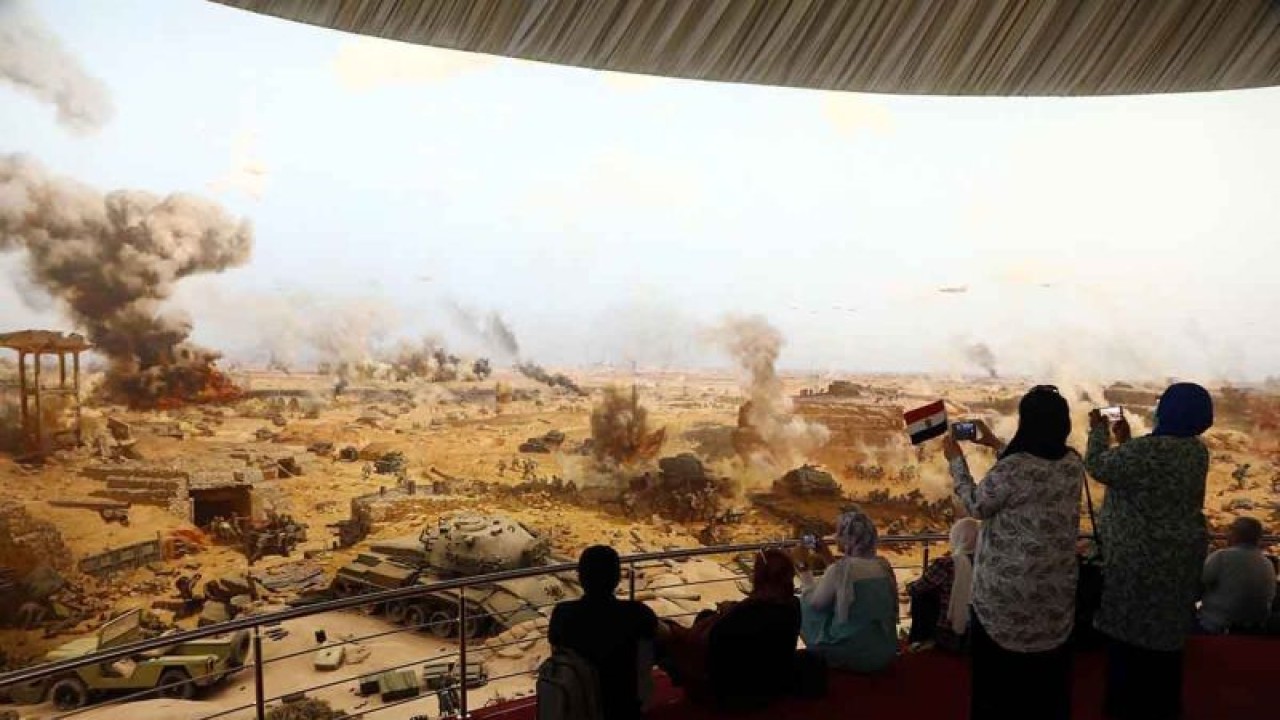Arsip - Orang-orang mengunjungi museum Panorama Perang 6 Oktober (6th of October War Panorama) dalam rangka memperingati 49 tahun Perang Oktober atau dikenal sebagai Perang Arab-Israel 1973 di Kairo, Mesir, Kamis (6/10/2022). ANTARA FOTO/Xinhua/Ahmed Gomaa/rwa.