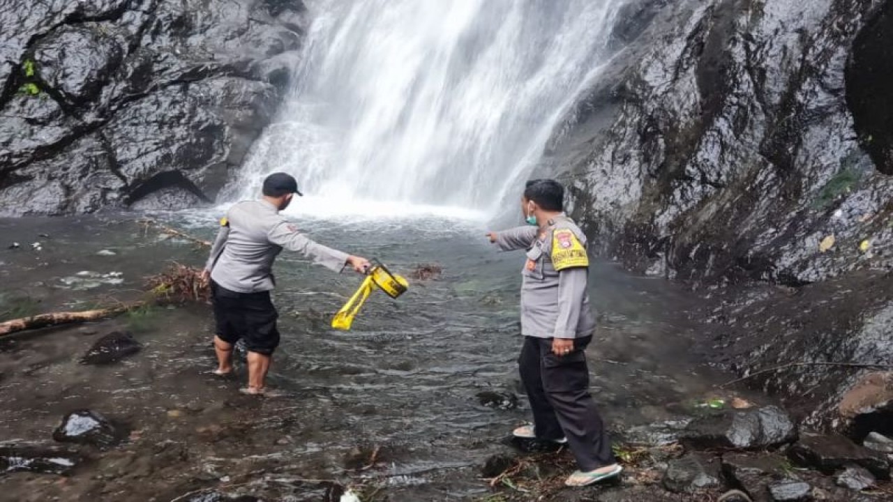 Penyelidikan kejadian longsor yang menyebabkan seorang warga meninggal di kawasan Objek Wisata Air Terjun Sedudo, Kabupaten Nganjuk, Provinsi Jawa Timur, Jumat (17/2/2023). (Antara/HO-BNPB)
