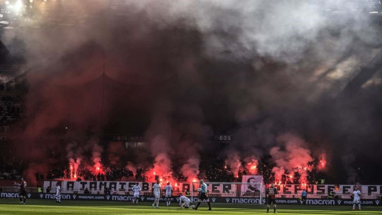 Arsip - Para pendukung Nice menyalakan suar pada pertandingan Liga Prancis melawan Lille yang dimainkan di Stadion Allianz Riviera, Nice, 29 Januari 2023. (ANTARA/AFP/VALERY HACHE)