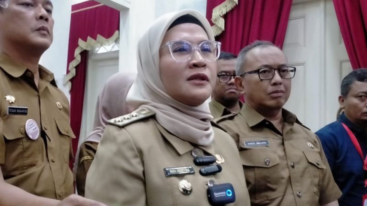 Bupati Indramayu Nina Agustina memberikan keterangan di Indramayu, Jawa Barat, Senin (20/2/2023). (ANTARA/Khaerul Izan)