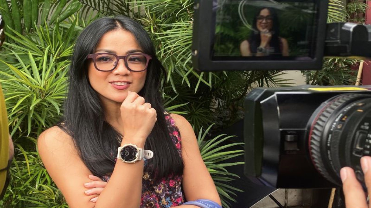 Aktris Nirina Zubir sedang melakukan wawancara dengan jurnalis pada konferensi pers film “Jatuh Cinta Seperti di Film-film” di Jakarta, Jumat (24/2). (ANTARA/Pamela Sakina)