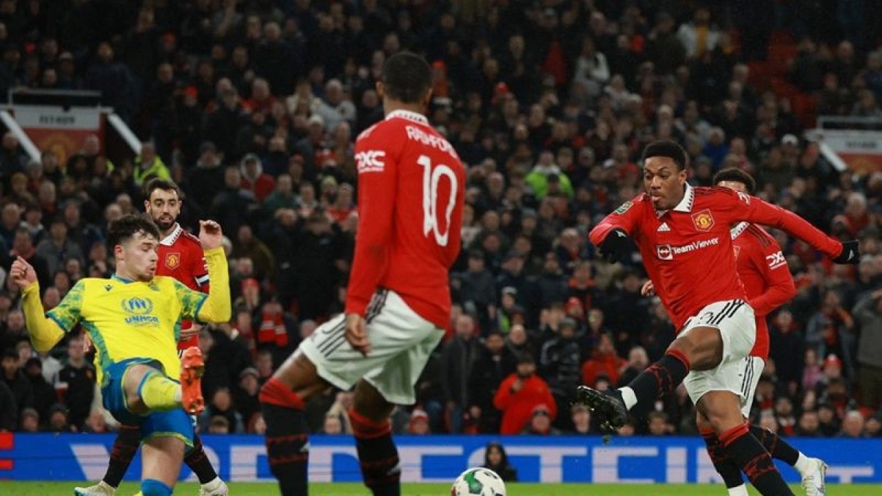Pesepak bola Manchester United ​​​​​​​Anthony Martial (kanan) menendang bola untuk gol pertamanya saat berhadapan dengan Nottingham Forest dalam pertandingan leg kedua semi final Piala Liga Inggris​​​​​​​ di Stadion Old Trafford, Manchester, Inggris, Kamis (2/2/2023) dini hari. Manchester United berhasil mengalahkan Nottingham Forest dengan skor 2-0 pada laga tersebut sehingga mengantongi goal agregat 5-0 dan lolos ke final. ANTARA FOTO/Reuters-Phil Noble​​​​​​​/nym.
