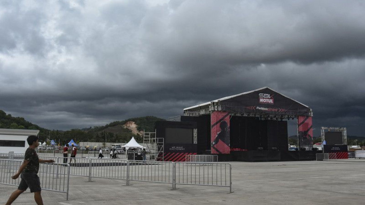 Ilustrasi: Awan hitam menyelimuti langit di area paddock Pertamina Mandalika International Street Circuit di KEK Mandalika, Desa Kuta, Kecamatan Pujut, Praya, Lombok Tengah, NTB. ANTARA FOTO/Ahmad Subaidi/tom. (ANTARA FOTO/AHMAD SUBAIDI)