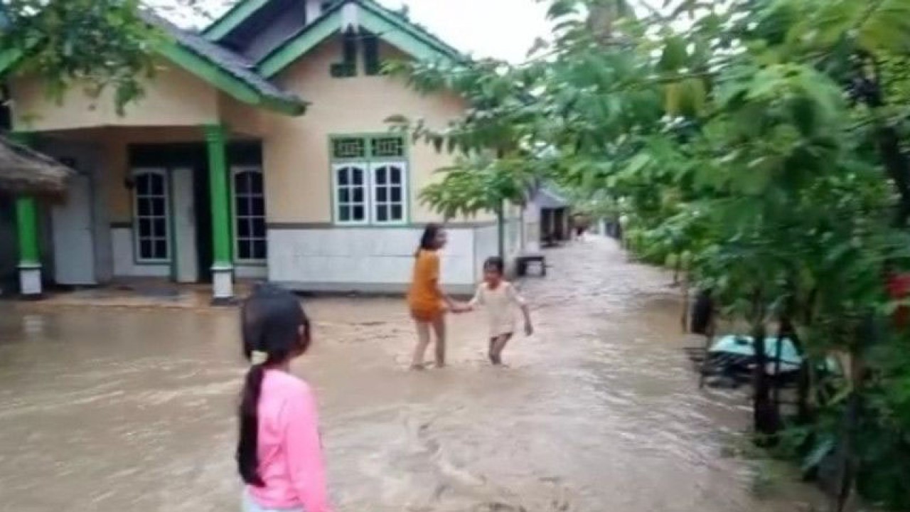 Rekaman video BPBD Nusa Tenggara Barat (NTB) terkait banjir dan tanah longsor yang terjadi di Kecamatan Sekotong, Kabupaten Lombok Barat, Nusa Tenggara Barat (NTB), Senin (13/2/2023). (ANTARA/Nur Imansyah).