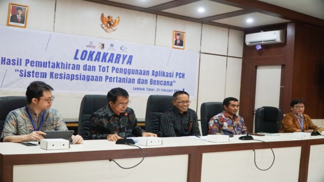 Sekda Lombok Timur, NTB, M Juaini Taofik (tengah) saat meluncurkan aplikasi prediksi cuaca untuk mendukung petani (ANTARA/Humas Pemkab Lombok Timur)