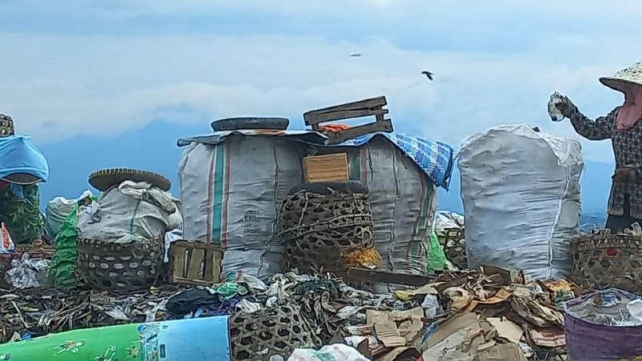 Seorang perempuan mengumpulkan botol air kemasan bekas di Tempat Pembuangan Akhir (TPA) Regional Kebon Kongok, di Kabupaten Lombok Barat, NTB. (ANTARA/Awaludin