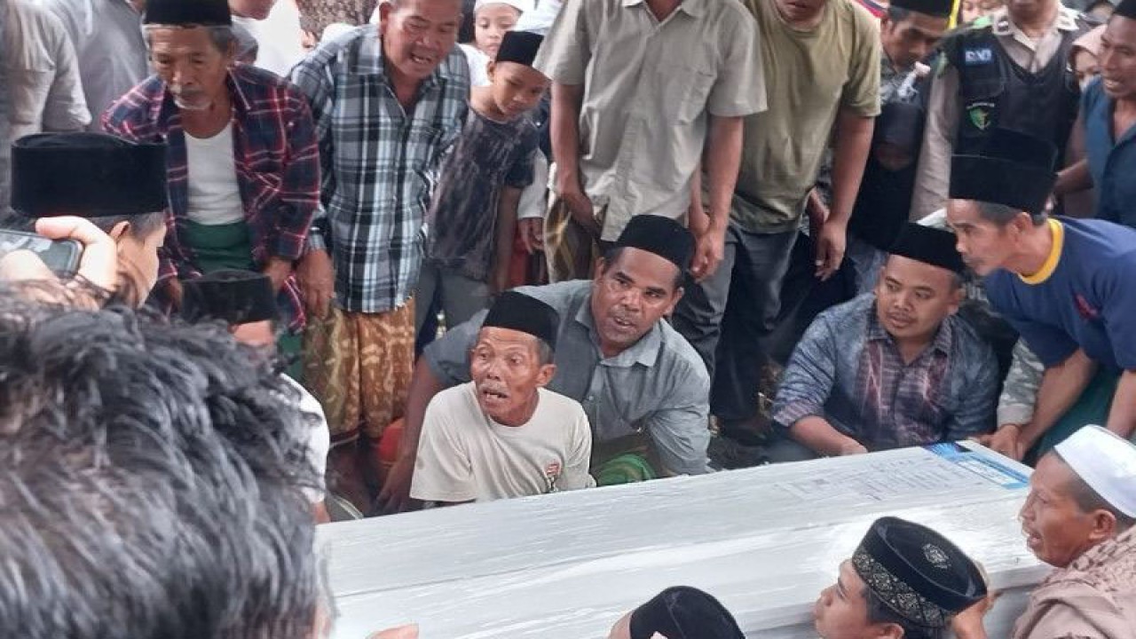 Sejumlah orang mengangkat peti jenazah Irma Lestari, pekerja migran Indonesia (PMI) yang menjadi korban gempa bumi di Turki saat akan dimakamkan di kampung halamannya di TPU Dusun Parampuan Barat, Desa Parampuan, Kecamatan Labuapi Kabupaten Lombok Barat, Nusa Tenggara Barat (NTB), Kamis (23/2/2023). (ANTARA/Nur Imansyah).