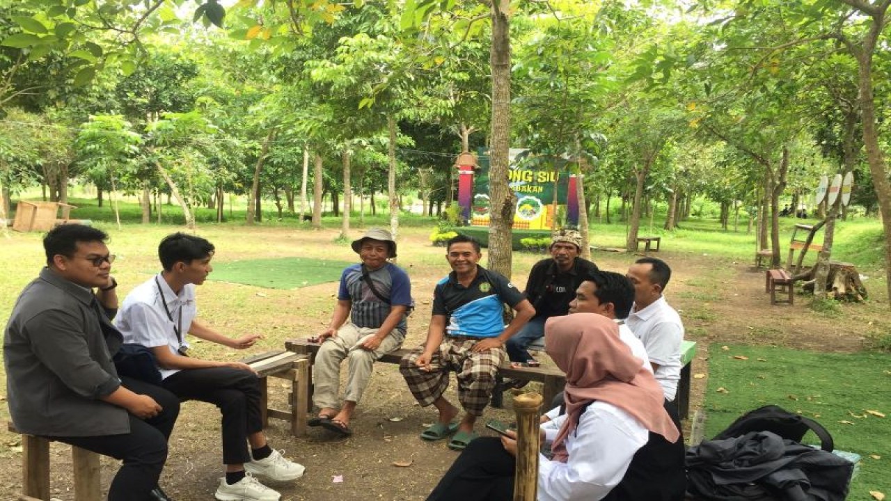 Tim dari Politeknik Pariwisata (Poltekpar) Kota Mataram, Provinsi Nusa Tenggara Barat, saat turun observasi pendampingan ke destinasi alam "Giong Siu" dan diterima oleh kelompok sadar wisata (pokdarwis) setempat. (Foto: ANTARA/HO Dispar)