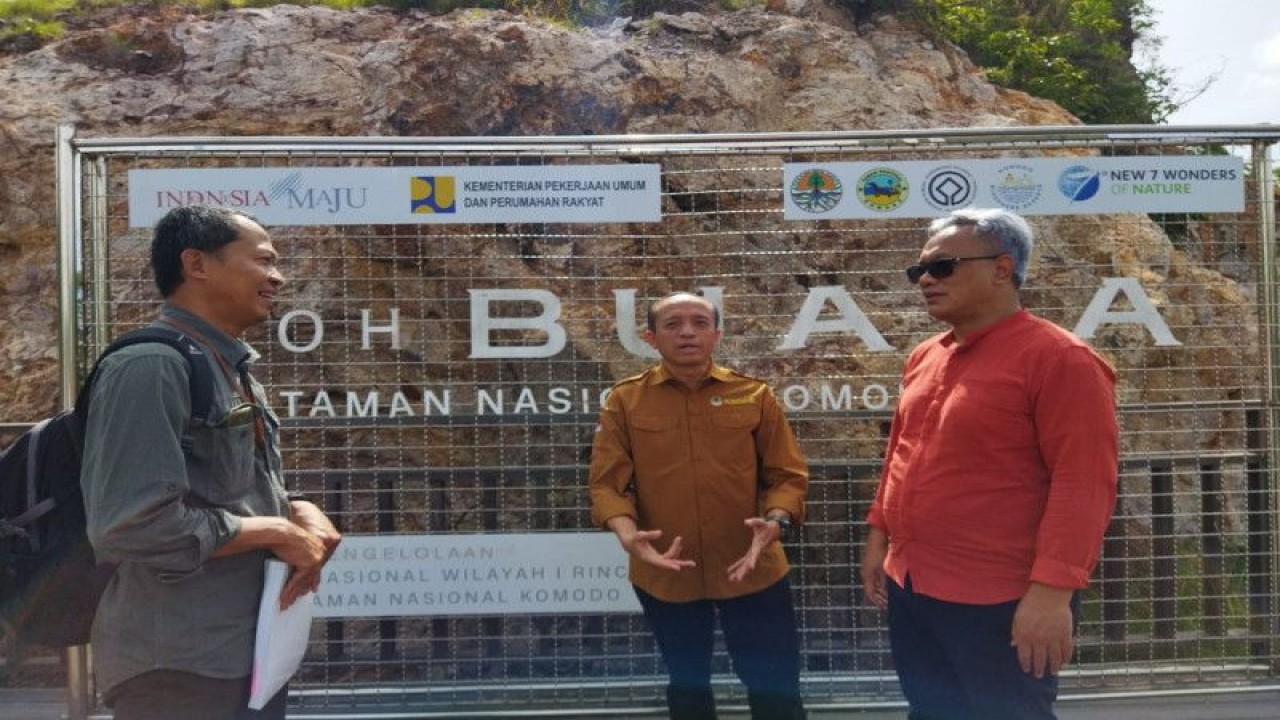 Sekretaris Jenderal KLHK Bambang Hendroyono (tengah) bersama Wakil Delegasi Tetap RI untuk UNESCO Ismunandar (kanan) dan Kepala Balai Taman Nasional Komodo Lukita Awang (kiri) mengunjungi Pulau Rinca Taman Nasional Komodo, Labuan Bajo, Manggarai Barat, NTT, Rabu (1/2/2023). (ANTARA/Fransiska Mariana Nuka)