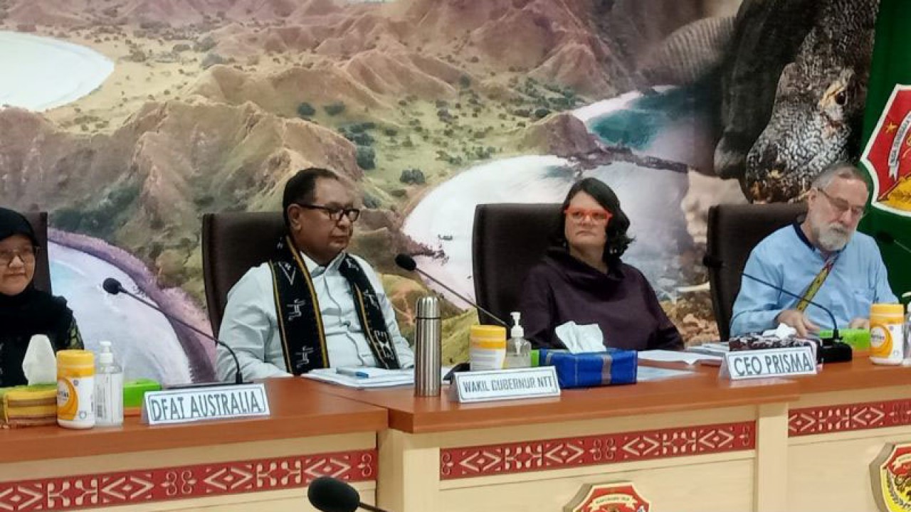 CEO Promoting Rural Incomes through Support for Markets in Agriculture (Prisma) Program Kemitran Pembangunan Australia-Indonesia Nina FitzSimon (kedua dari kanan) saat kegiatan penyerahan bantuan tiga unit alat diagnostik Loop Mediated Isothermal Amplification (LAMP) untuk deteksi virus African Swine Fever (ASF) atau demam Babi Afrika dari pemerintah Australia di Kupang, Selasa. (ANTARA/Benny Jahang)