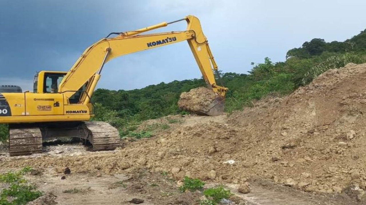 Ekskavator menangani material longsor di Takari, Kabupaten Kupang, NTT, Sabtu (18/2/2023). (ANTARA/HO-BPBD Kabupaten Kupang)