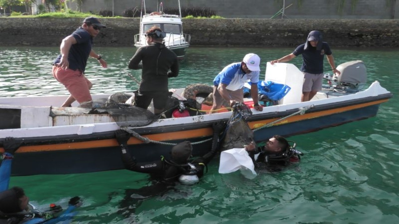 Peringatan Hari Peduli Sampah Nasional 2023 di Manggarai Barat, NTT dilakukan dengan penanganan sampah dasar laut oleh Pemkab Manggarai Barat dan Persatuan Penyelam Profesional Komodo (P3Kom), Selasa (21/2/2023). (ANTARA/HO-Dinas Kominfo Manggarai Barat)