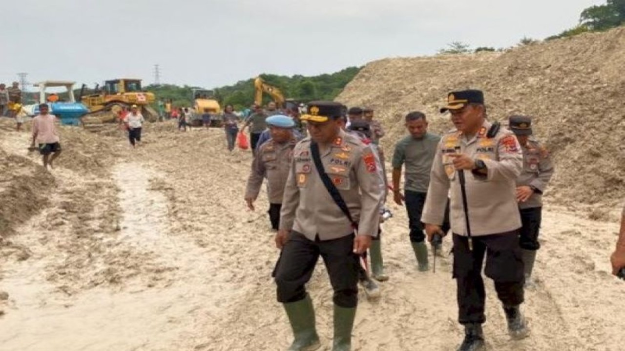 Kepala Kepolisian Daerah Nusa Tenggara Timur Irjen Pol Johni Asadoma (kiri) bersama Kapolres Kupang AKBP AKBP FX Irwan Arianto (kanan) saat memantau kondisi jalan darurat di lokasi bencana tanah longsor di Takari Kabupaten Kupang, Kamis. (ANTARA/HO-Humas Polres Kupang)