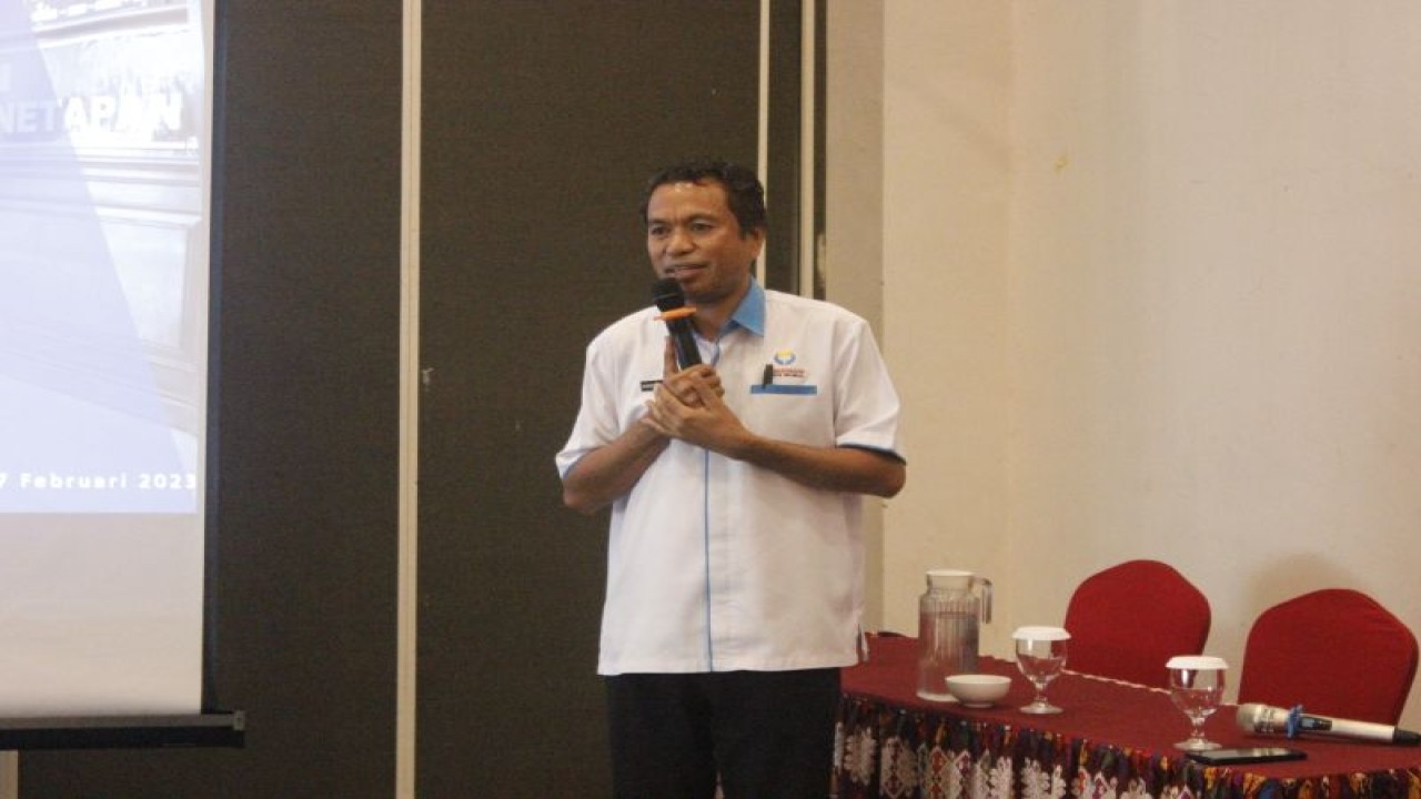 Kepala Ombudsman RI Perwakilan NTT, Darius Beda Daton saat memberikan materi dalam kegiatan sistem pengendalian intern pemerintah (SPIP) dan Pembangunan Zona Integritas (ZI) yang dihadiri oleh sejumlah satker dan juga sejumlah unit pelaksana terpadu (UPT) kanwil Kemenkumham NTT di Kupang. ANTARA/Ho-Humas Kanwil Kemenkumham NTT