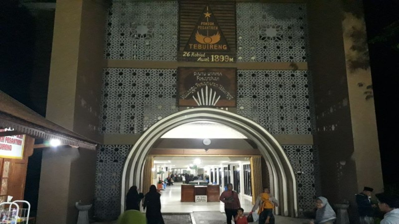 Lokasi ke area Pondok Pesantren Tebuireng, Kabupaten Jombang, Jawa Timur lewat pintu makam. ANTARA/ Asmaul