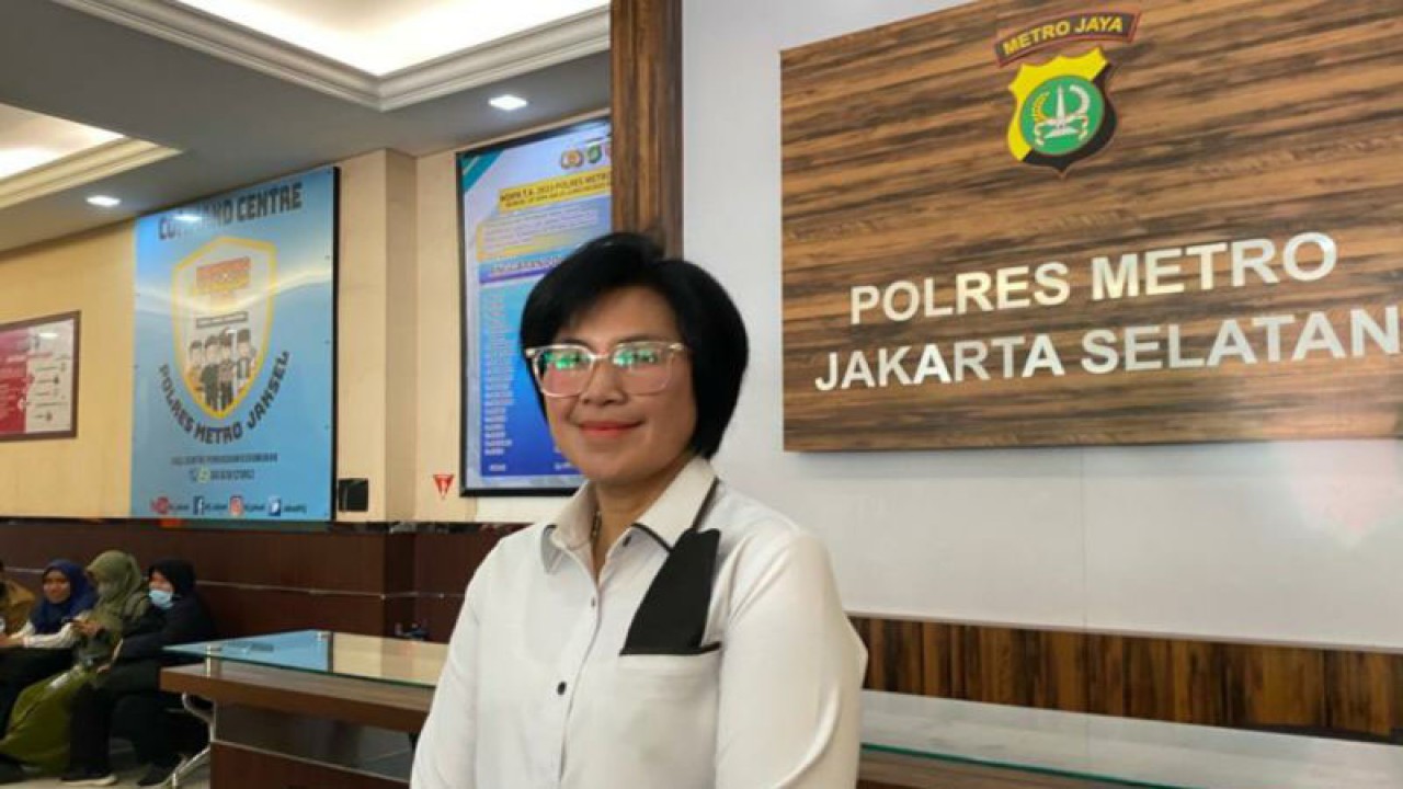 Kepala Seksi (Kasi) Humas Polres Metro Jakarta Selatan AKP Nurma Dewi saat memberikan keterangan kepada media di Jakarta, Senin (9/1/2023). ANTARA/Luthfia Miranda Putri