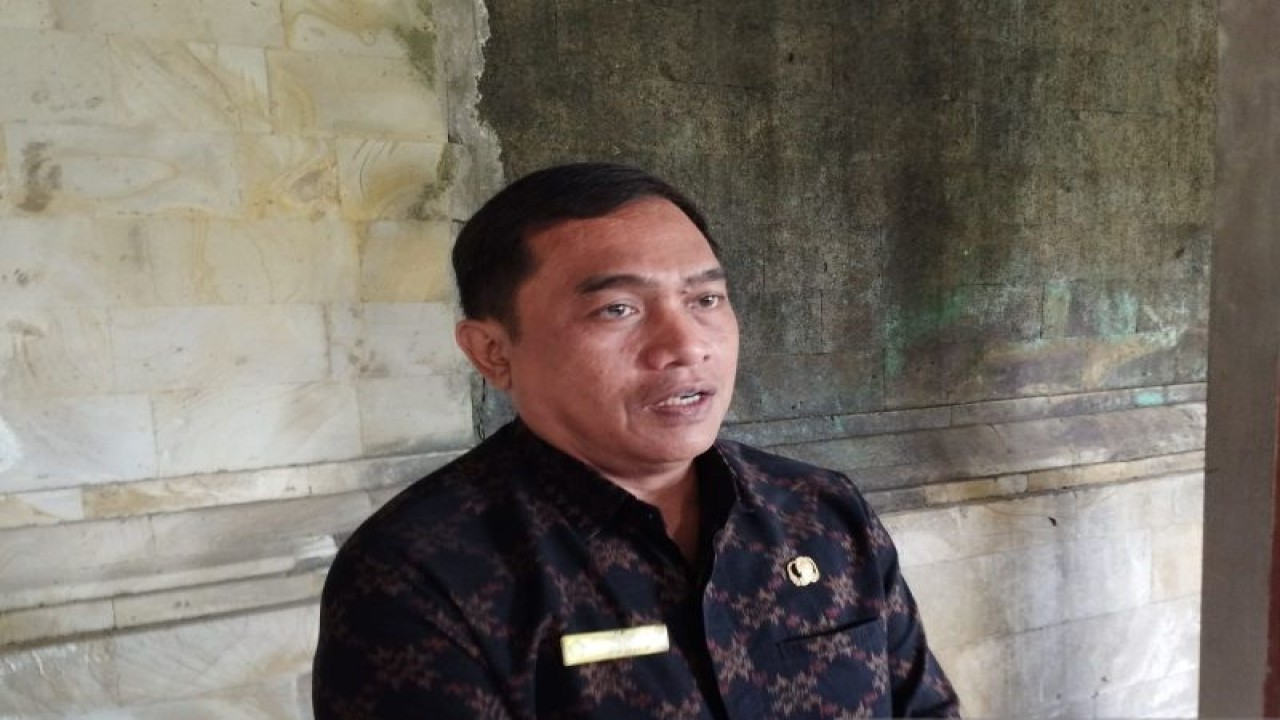 Kepala Dinas Kesehatan Bali I Nyoman Gede Anom menyampaikan upaya pencegahan penularan flu burung di Denpasar, Senin (27/2/2023). (ANTARA/Ni Putu Putri Muliantari)