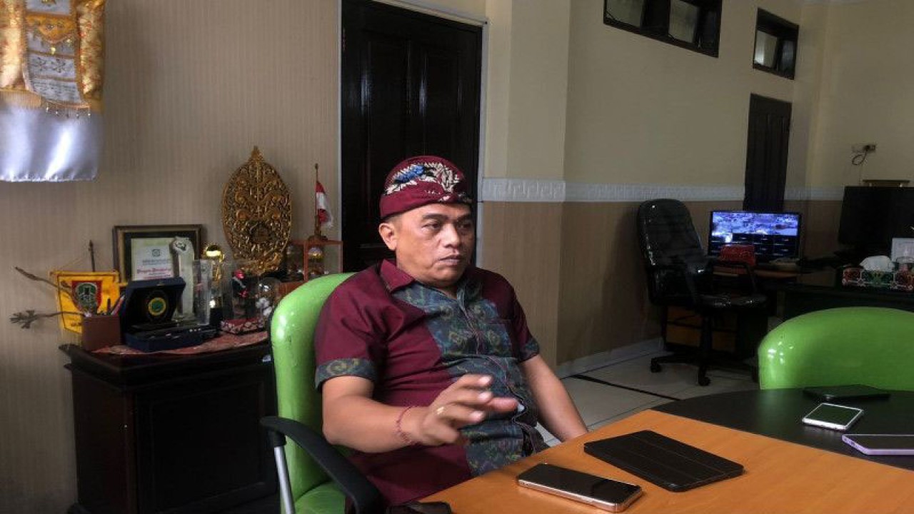 Kepala Dinas Kesehatan Provinsi Bali I Nyoman Gede Anom saat diwawancara soal kondisi demam berdarah selama Januari 2023 di Denpasar, Jumat (10/2/2023). ANTARA/Ni Putu Putri Muliantari