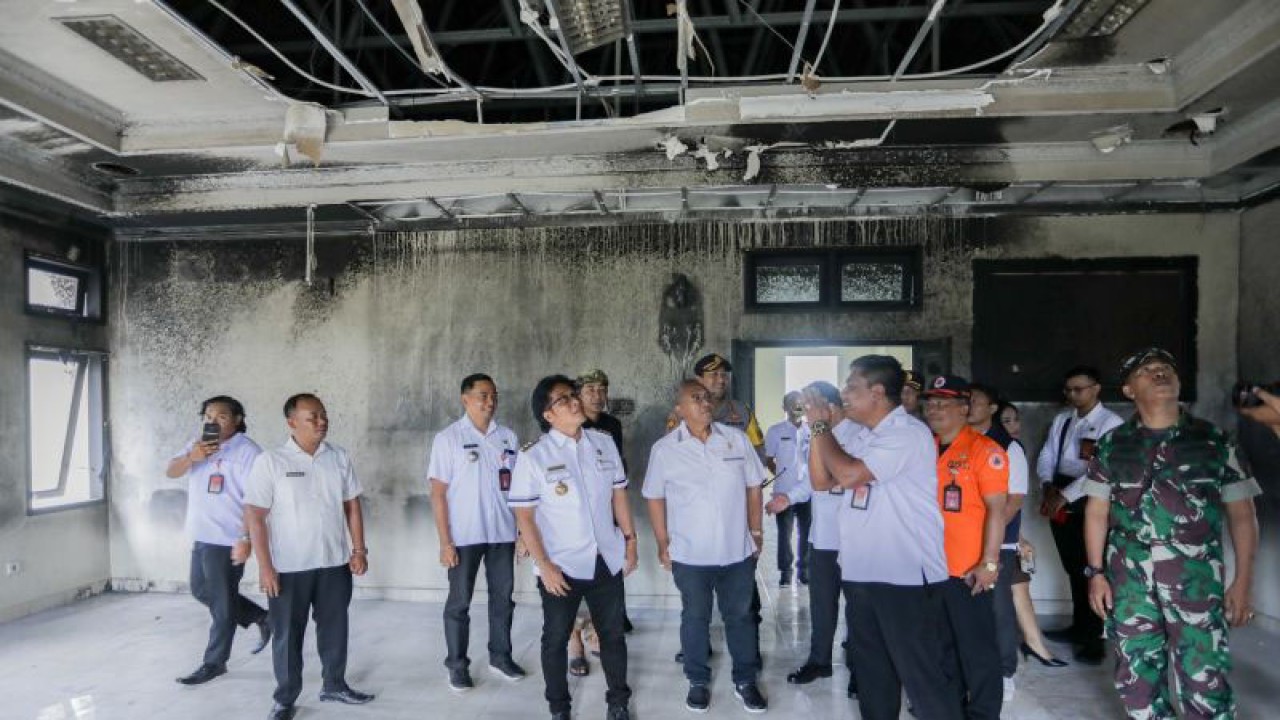 Bupati Badung I Nyoman Giri Prasta meninjau bangunan yang terdampak kebakaran. ANTARA/HO-Pemkab Badung