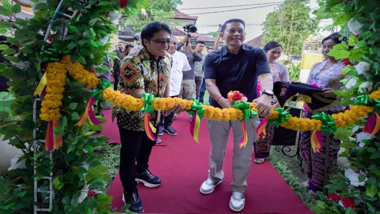Bupati Badung I Nyoman Giri Prasta (kiri) saat menghadiri acara melaspas dan peresmian Rumah Dinas Jabatan Dirreskrimum Polda Bali. ANTARA/HO-Pemkab Badung