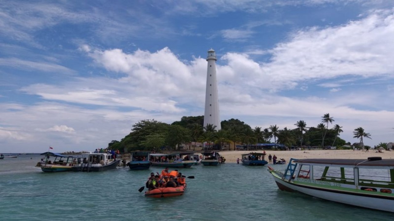 Objek wisata di Pulau Lengkuas, Belitung, Babel. ANTARA/Kasmono
