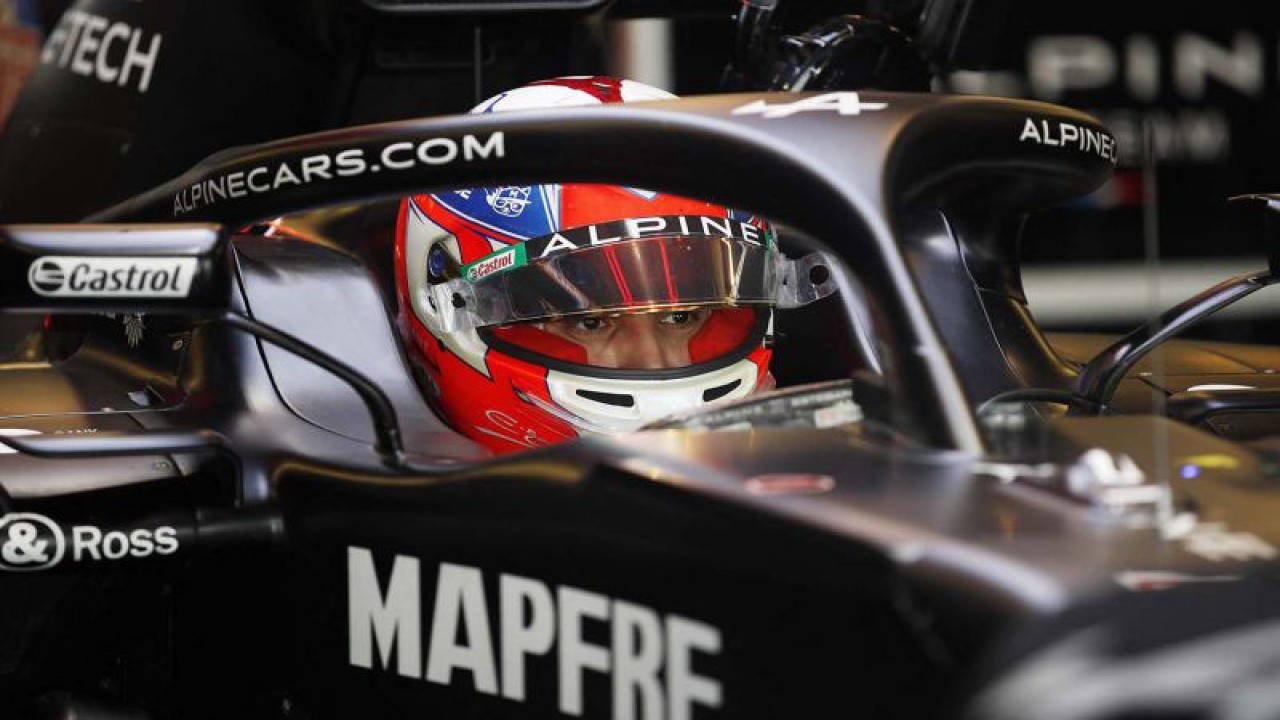 Arsip - Pebalap Formula One Alpine Esteban Ocon terlihat saat uji coba Young Driver Test di Yas Marina Circuit, Abu Dhabi, Uni Emirat Arab, Selasa (14/12/2021). ANTARA FOTO/REUTERS/Hamad I Mohammed/aww/cfo