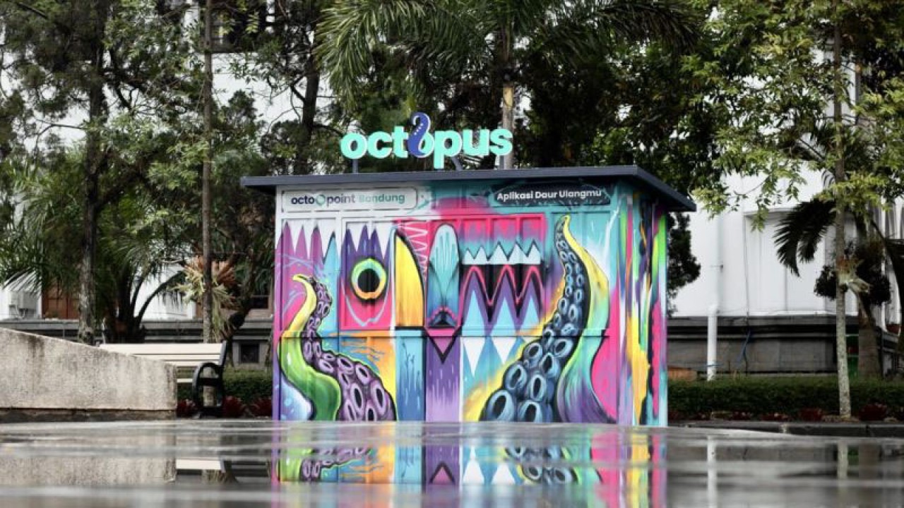 Bangunan Octopoint, lokasi pengumpulan sampah, pertama yang didirikan Octopus di Bandung, Jawa Barat. (ANTARA/HO/Octopus)