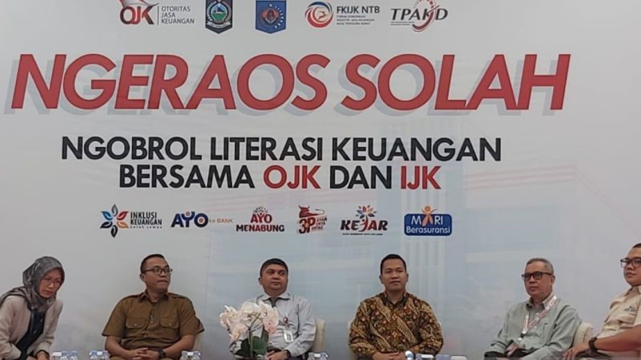 Para pembicara menyampaikan informasi tentang industri jasa keuangan dalam pembukaan program "Ngeraos Solah" yang digelar Otoritas Jasa Keuangan (OJK) NTB, di Mataram, Senin (27/2/2023). ANTARA/Awaludin